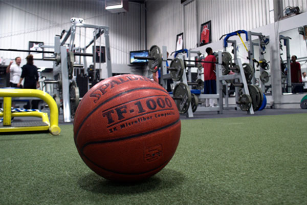 ballon basket dans salle de musculation
